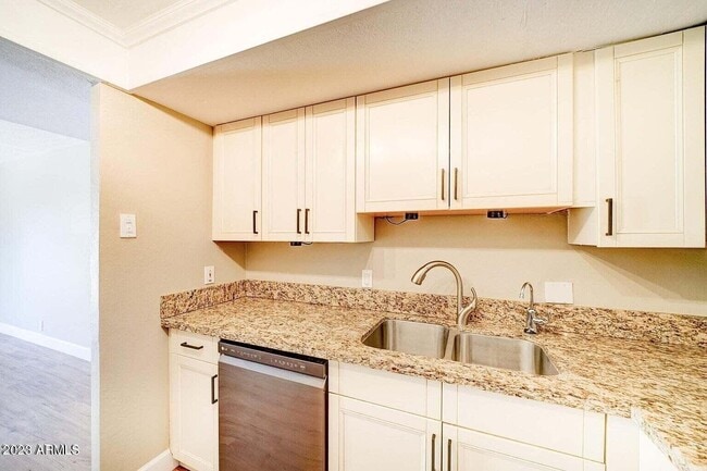 Foto del edificio - 7920 E Camelback Rd
