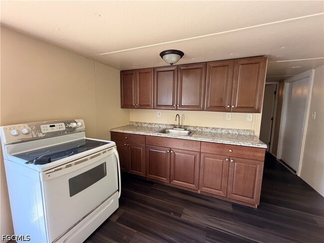 Foto del edificio - 7962 Breeze Dr