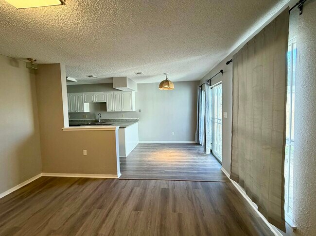 Foto del edificio - 6534 Briar Glade Dr