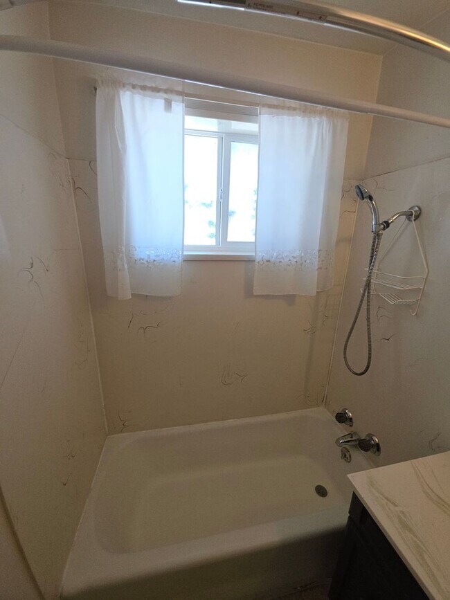 Foto del edificio - Charming 2 Bed, 1 Bath Apartment - Prime L...
