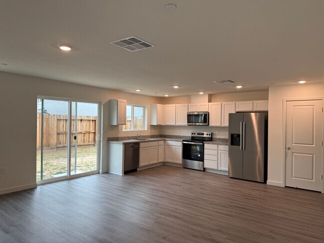Foto del edificio - 3 Bed 2.5 Ba 2 Car Garage in Roseville!