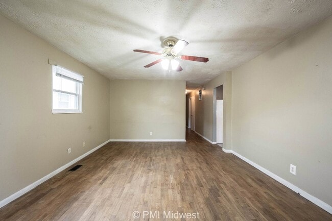 Building Photo - Charming 3-Bedroom Home with Gleaming Hard...