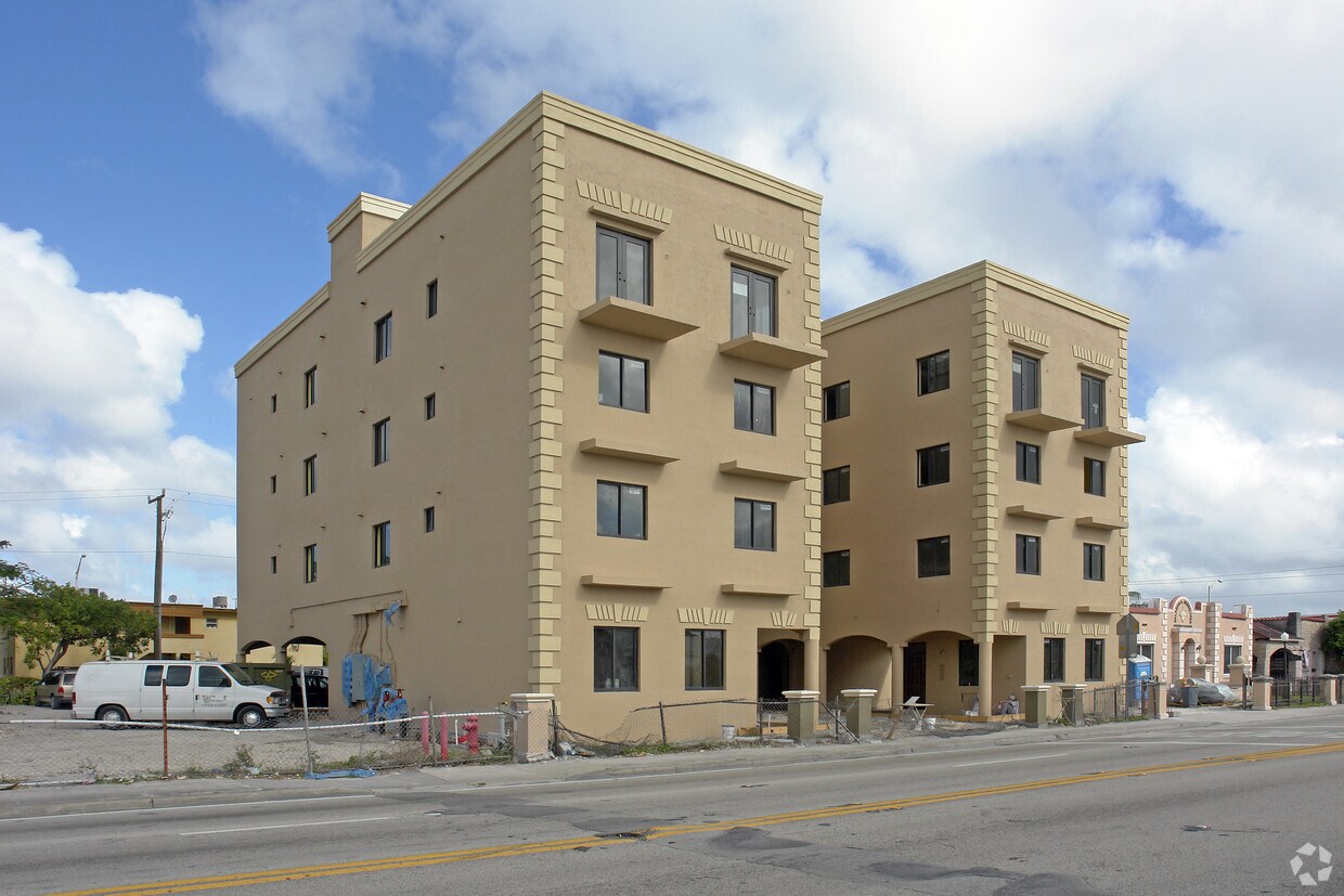 Building Photo - 357 Hialeah Dr