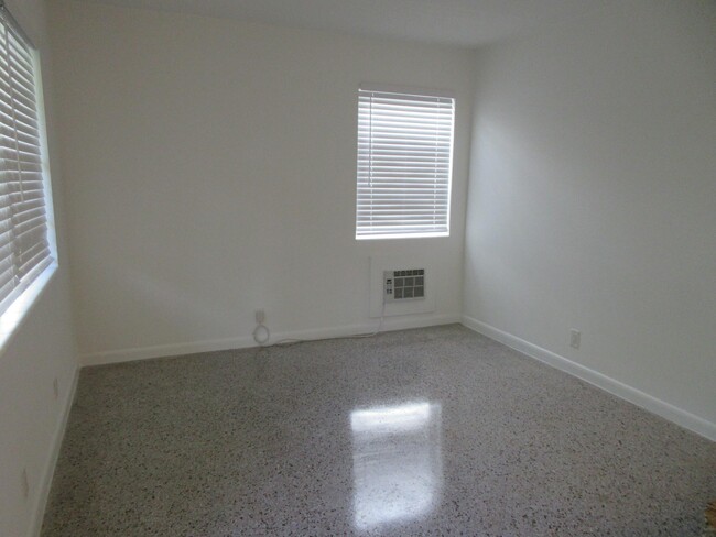 Building Photo - 1122 N H St