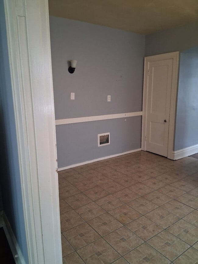 Building Photo - Welcome to 5028A Mardel in St. Louis, MO!