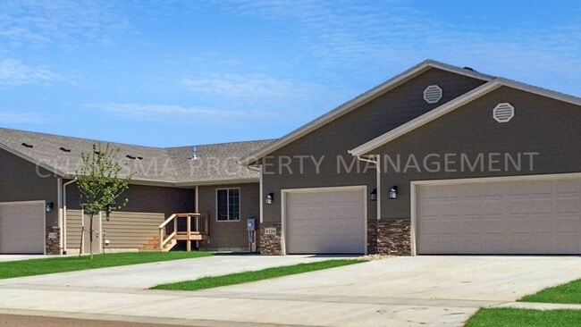 Building Photo - 3 BD, 2 BA TOWNHOME, VAULTED CEILINGS, FIR...