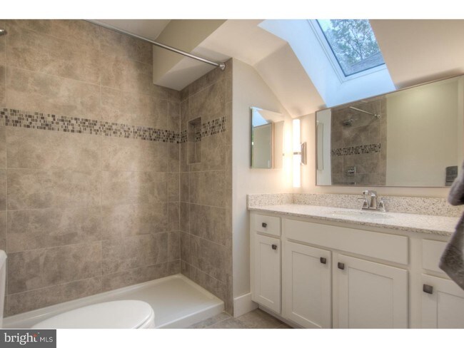 Foto del edificio - 38 Oakmont Pl