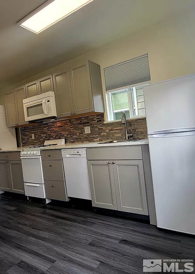 kitchen - 609 W 11th St