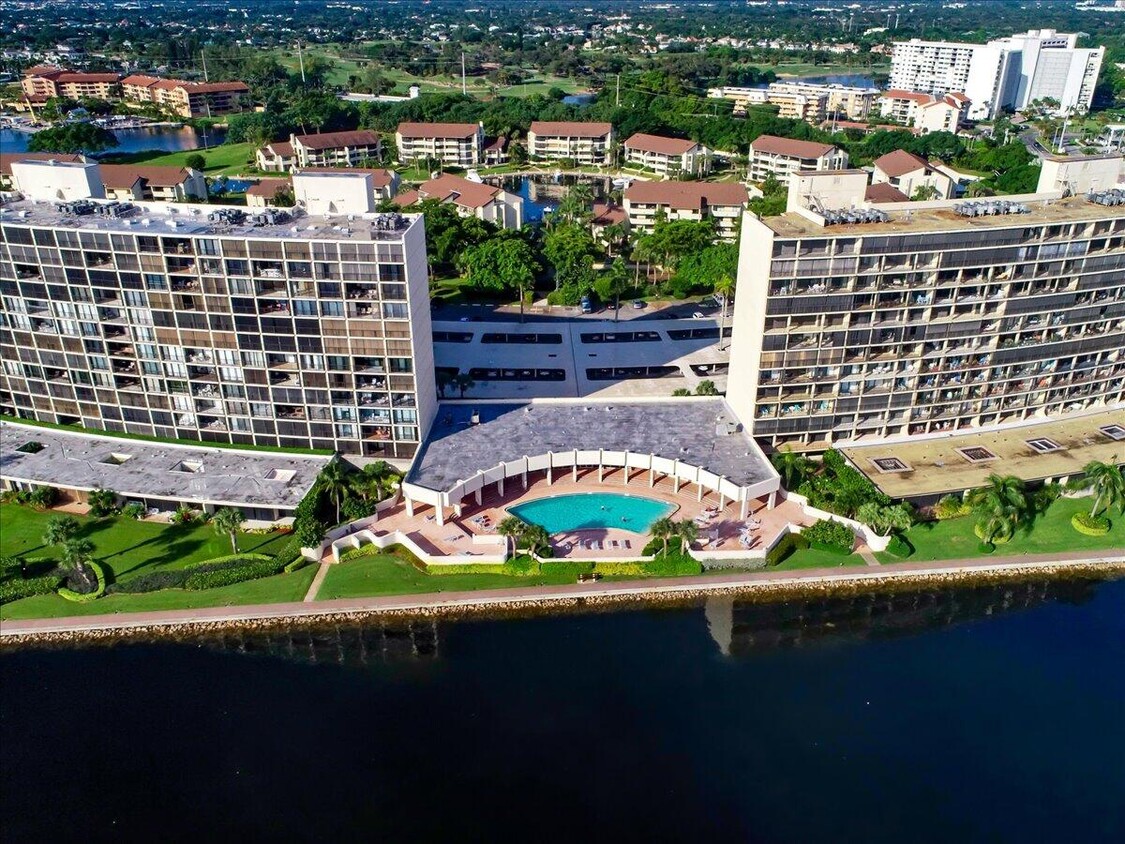 Foto principal - 134 Lakeshore Dr