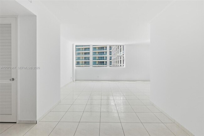 Foto del edificio - 5055 Collins Ave