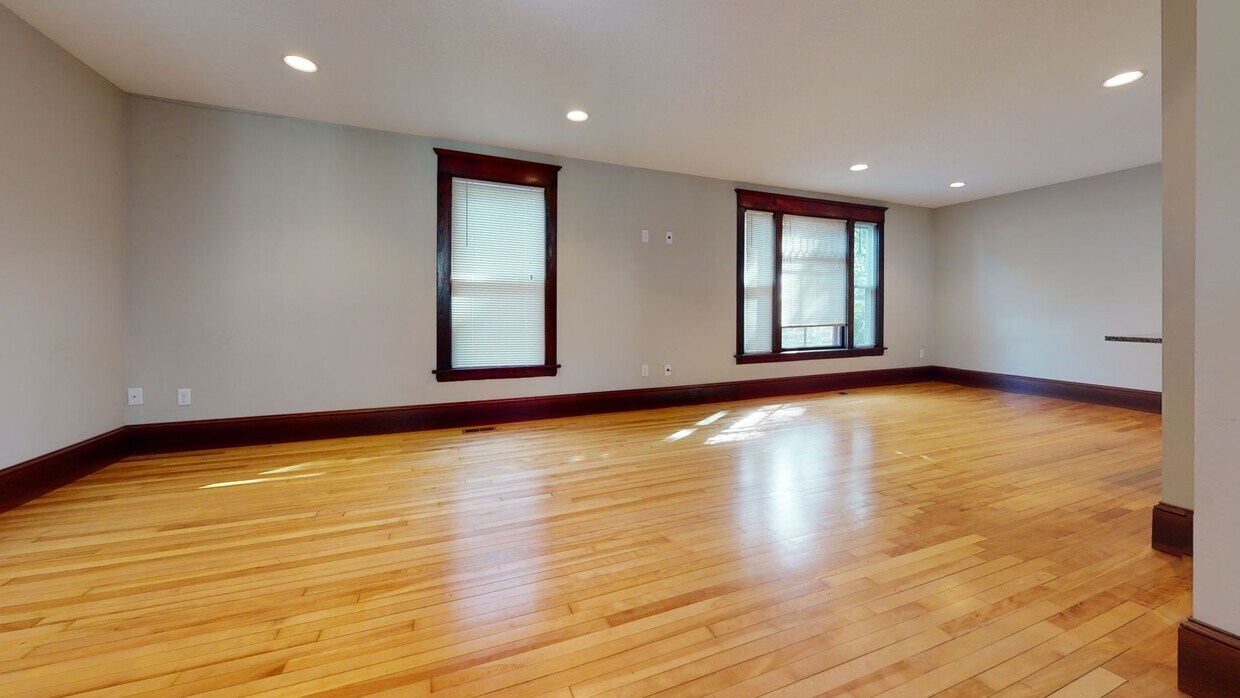 Primary Photo - 5 Bedroom House Close to U of M Campus!