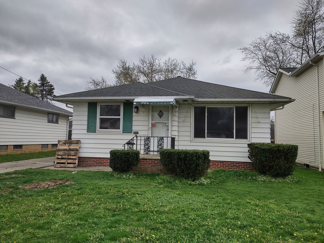 Primary Photo - Fully Updated House in Maple Heights! Avai...