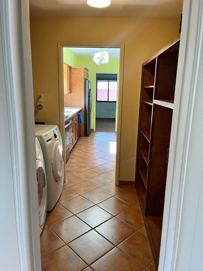 Building Photo - East- 3 bedroom/ 2 bathroom home with sparkling pool!