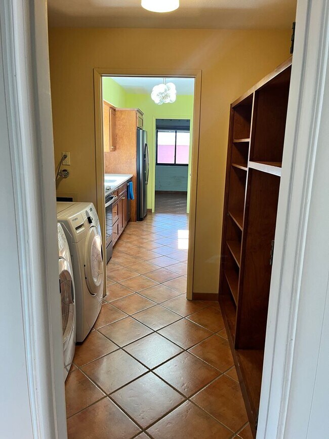 Foto del edificio - East- 3 bedroom/ 2 bathroom home with sparkling pool!