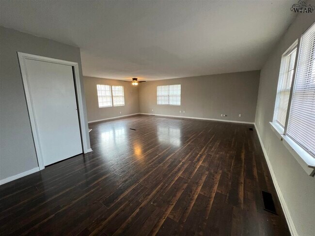 Building Photo - 4211 Thomas Ave