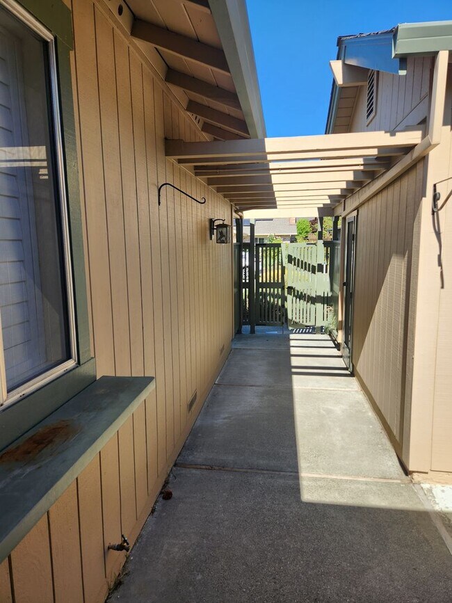 Foto del edificio - Very nice 2 Bd, 2 Bath Triplex w/yard in OAKMONT - Oakmont is a senior community.