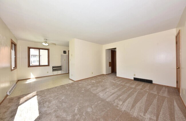 La vivienda fue renovada recientemente con ventanas de alta eficiencia y nuevos marcos blancos con zócalos blancos. - W166N9108 Grand Ave