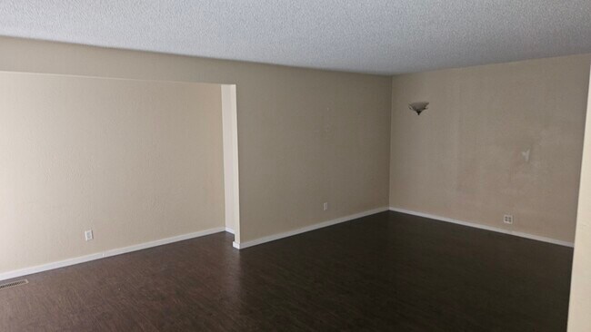 Building Photo - 2101 Hill Way