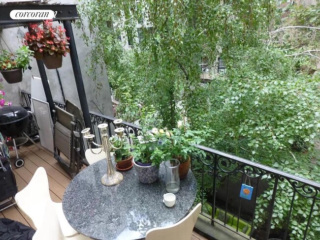 Foto del edificio - 353 W 19th St