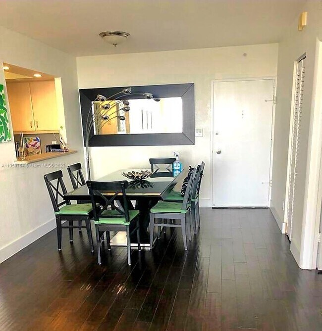 Foto del edificio - 5600 Collins Ave