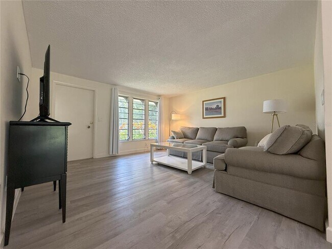Foto del edificio - 4876 Greenleaf Rd