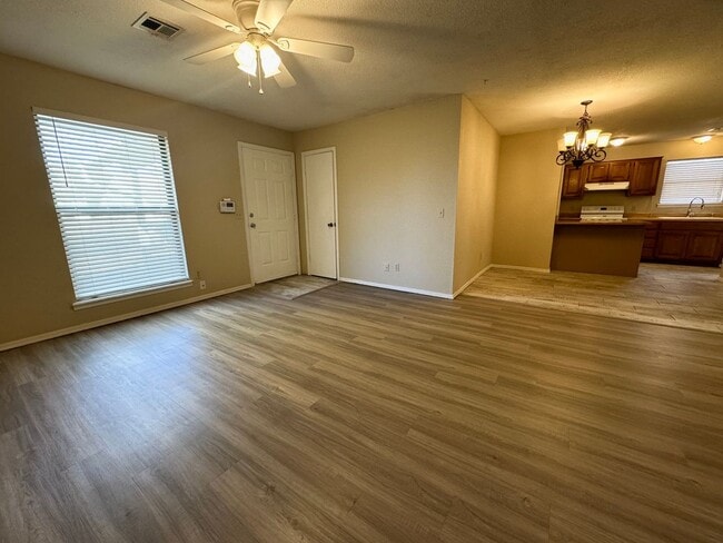 Building Photo - 3 bedroom 2 bathroom home Near In Broken A...
