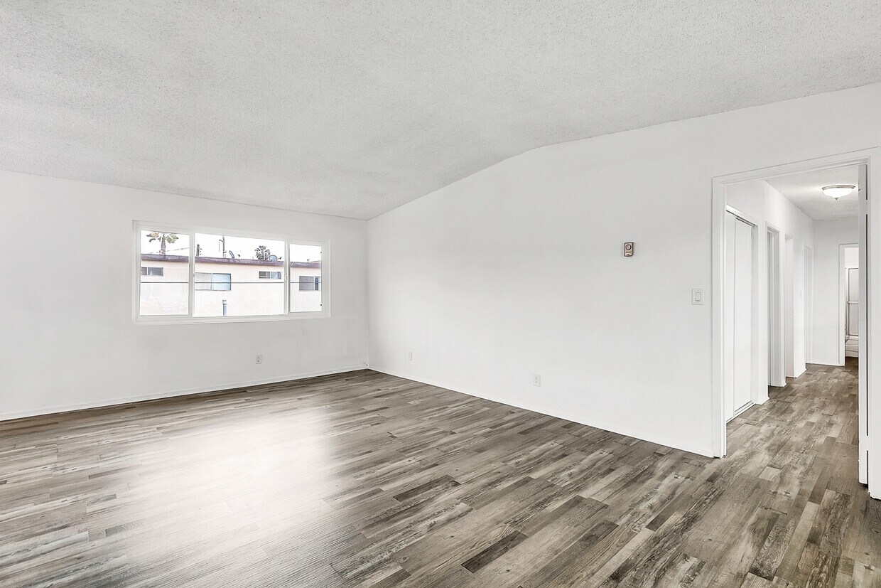 Primary Photo - 326 W Queen St