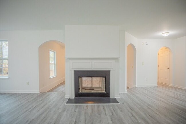 Building Photo - 1102 Oak Hollow Ln
