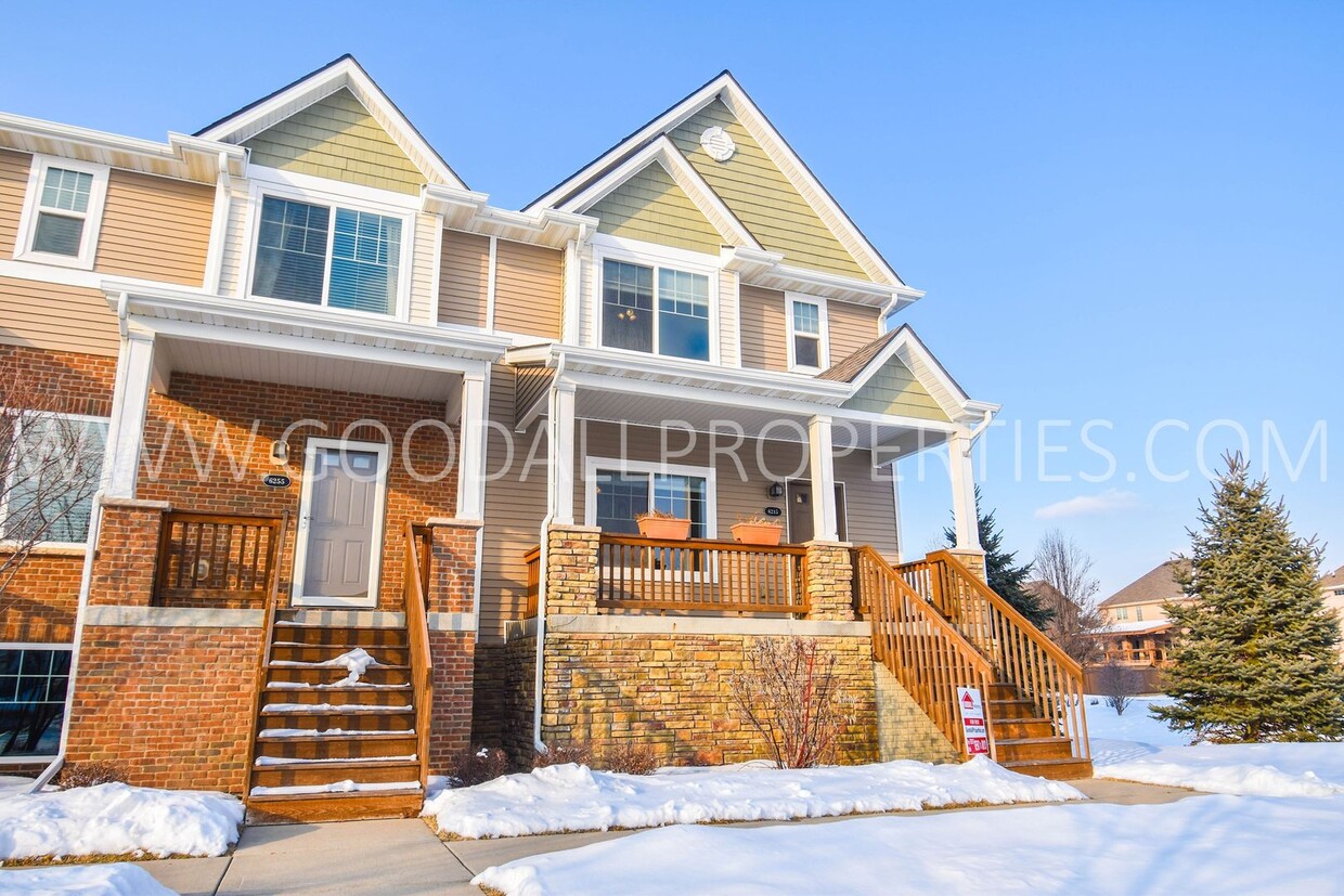 Primary Photo - 3 Bed 2.5 bath end unit Townhome!