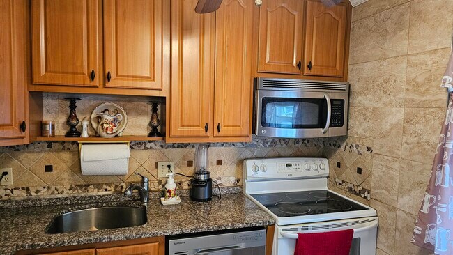 Building Photo - 7877 Golf Cir Dr