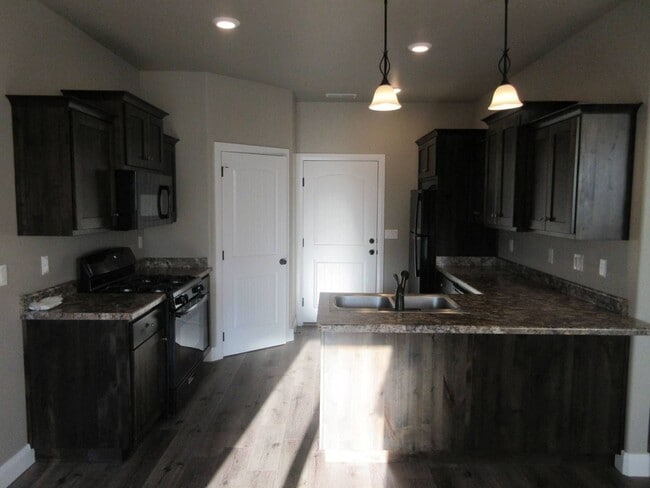 Building Photo - 3 bed - 2.5 bath - Newer town home living ...