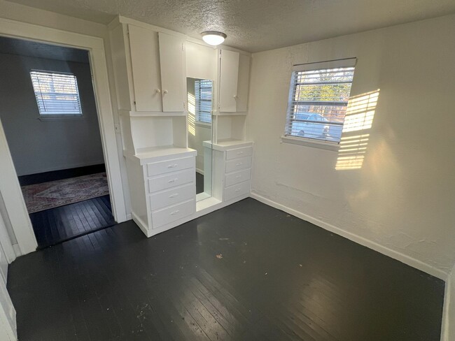 Building Photo - (1) Bed/(1) Bath Carriage House Close to C...