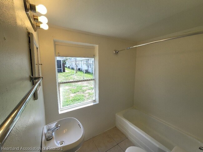 Building Photo - 2014 Sugrue Ave