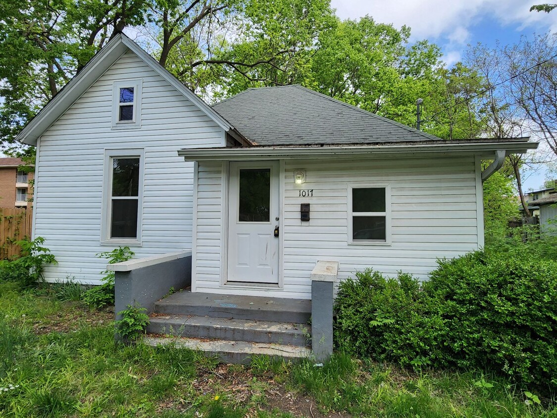Foto principal - Spacious 3-Bedroom, 1-Bathroom Home AVAILA...