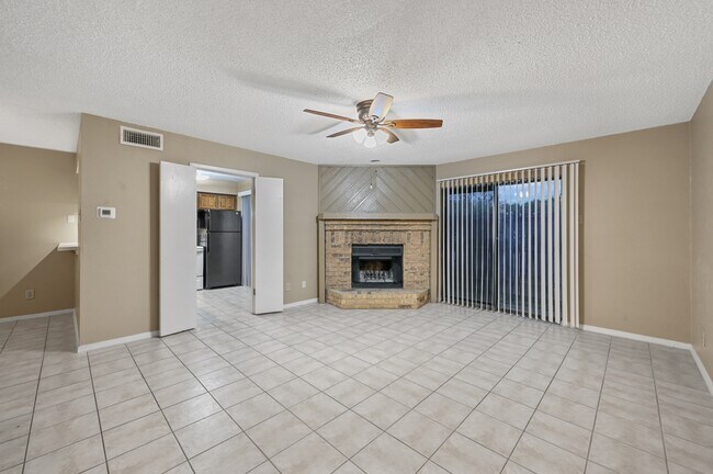 Foto del edificio - 14800 Enterprise Dr