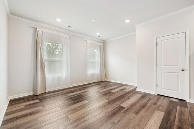Building Photo - LOCATION!! Modern Townhome in Sought-After...