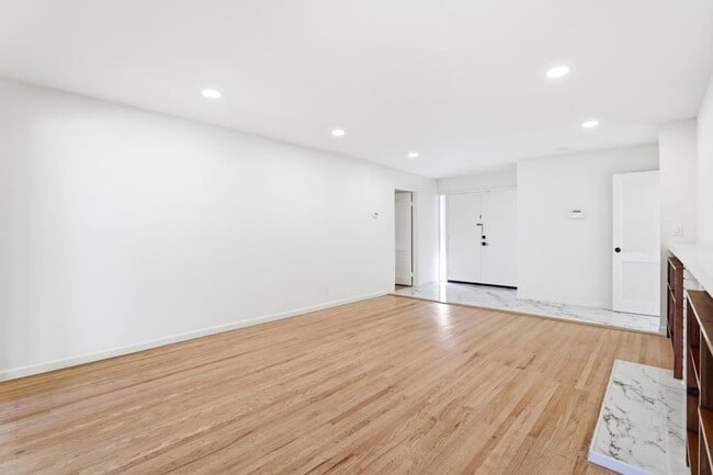 Building Photo - 1201 Weymoth Dr