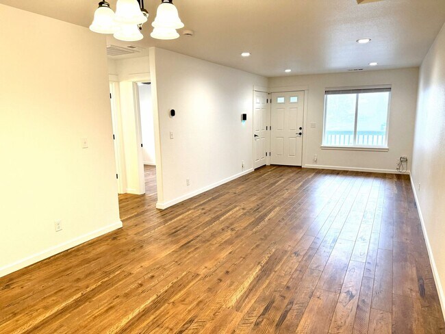 Foto del edificio - Brand new 3 bedroom 2 bath Sutherlin duplex