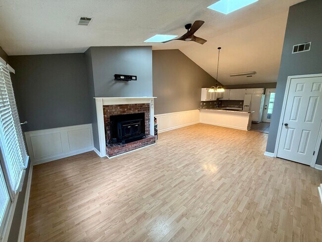 Foto del edificio - 1401 Elmdale Pl
