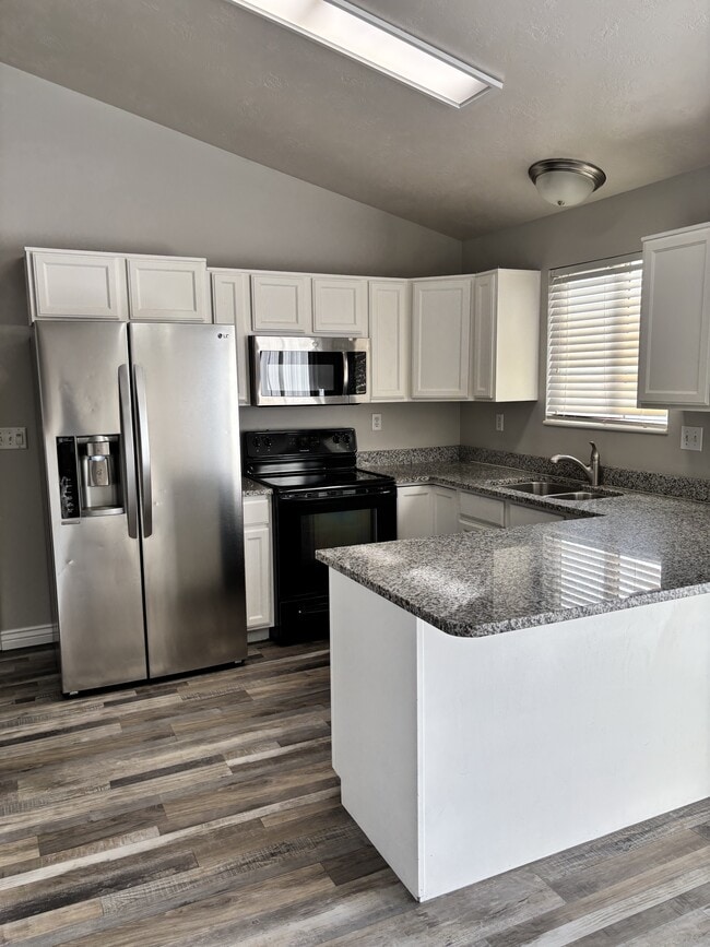 Building Photo - 405 W 375 N