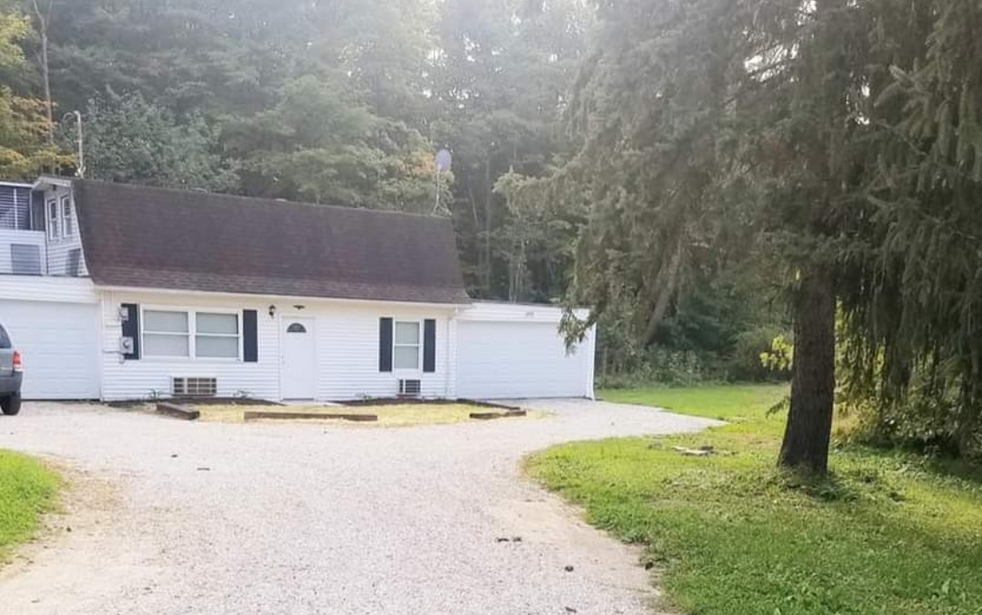 UPSTAIRS in Duplex, with 2 car garage & private deck - 1352 Chamberlin Rd