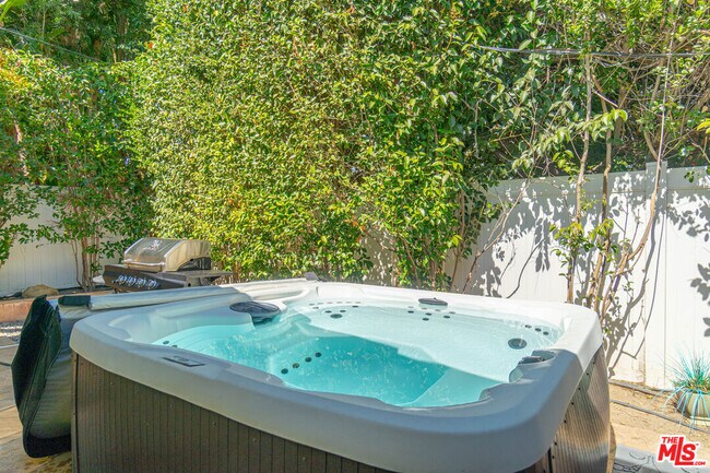 Foto del edificio - 13843 Milbank St