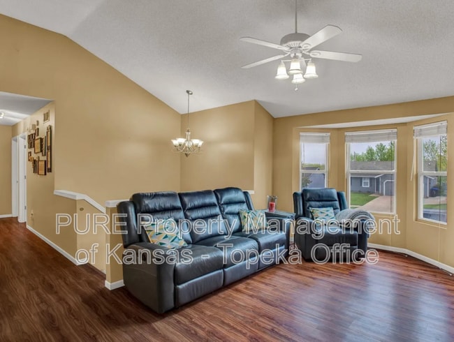 Building Photo - 2407 SW Romar Rd