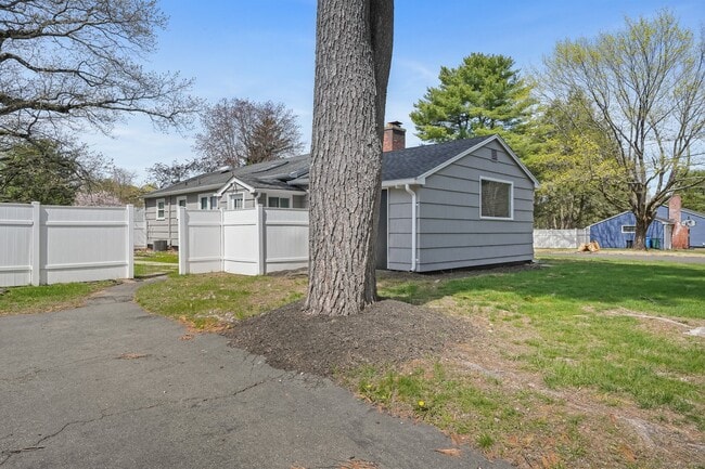 Building Photo - 170 Riverside Dr
