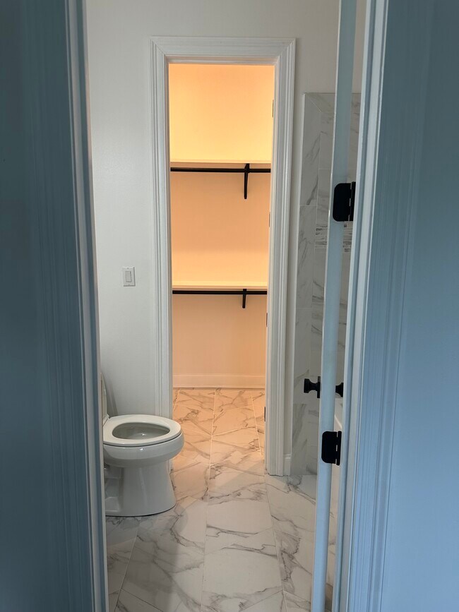 Master bathroom & walk-in closet - 200 W Celestine St