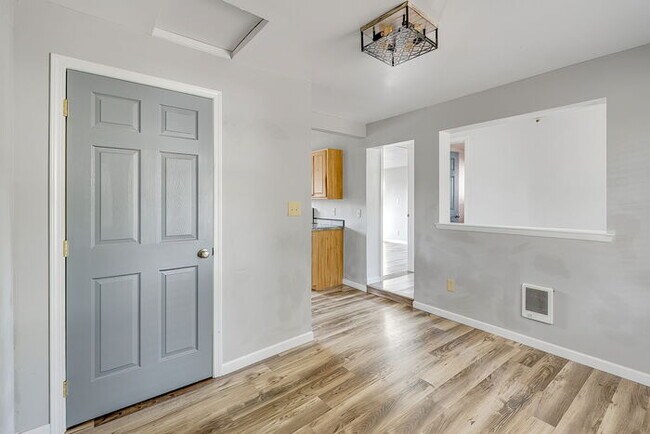 Building Photo - CUTE AND COZY THREE BEDROOM