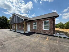 Building Photo - 572 Pippin Rd