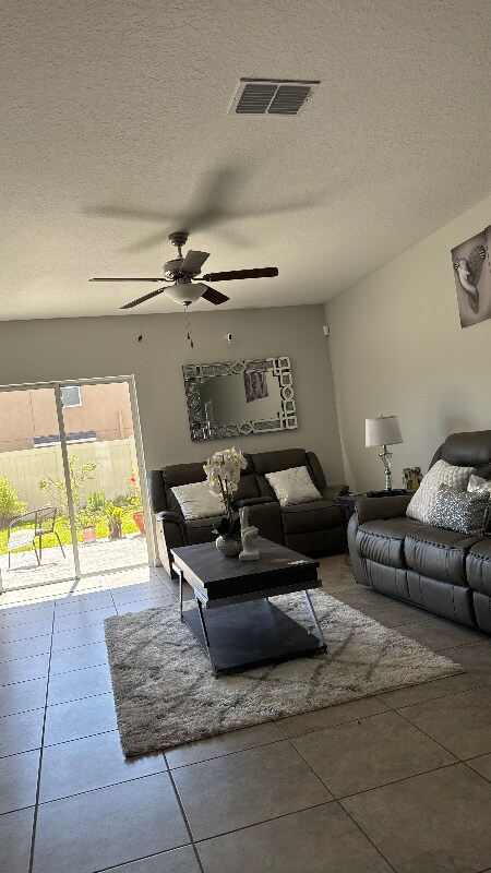 Foto del edificio - 17009 Yellow Pine St