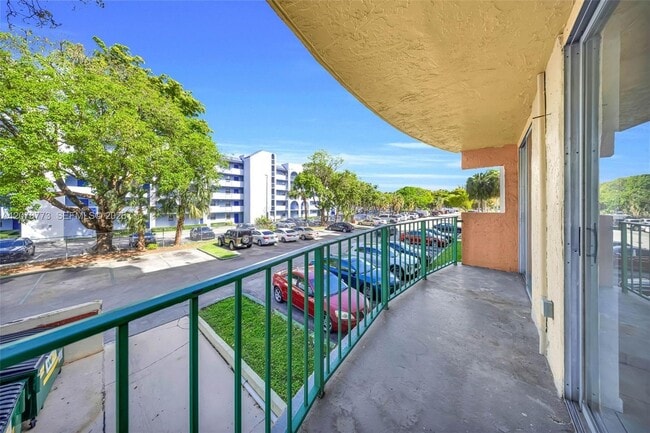 Building Photo - 9360 Fontainebleau Blvd