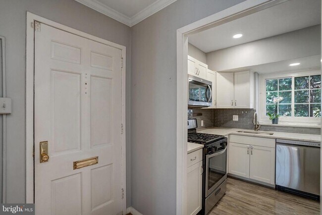 Building Photo - 3239 Gunston Rd